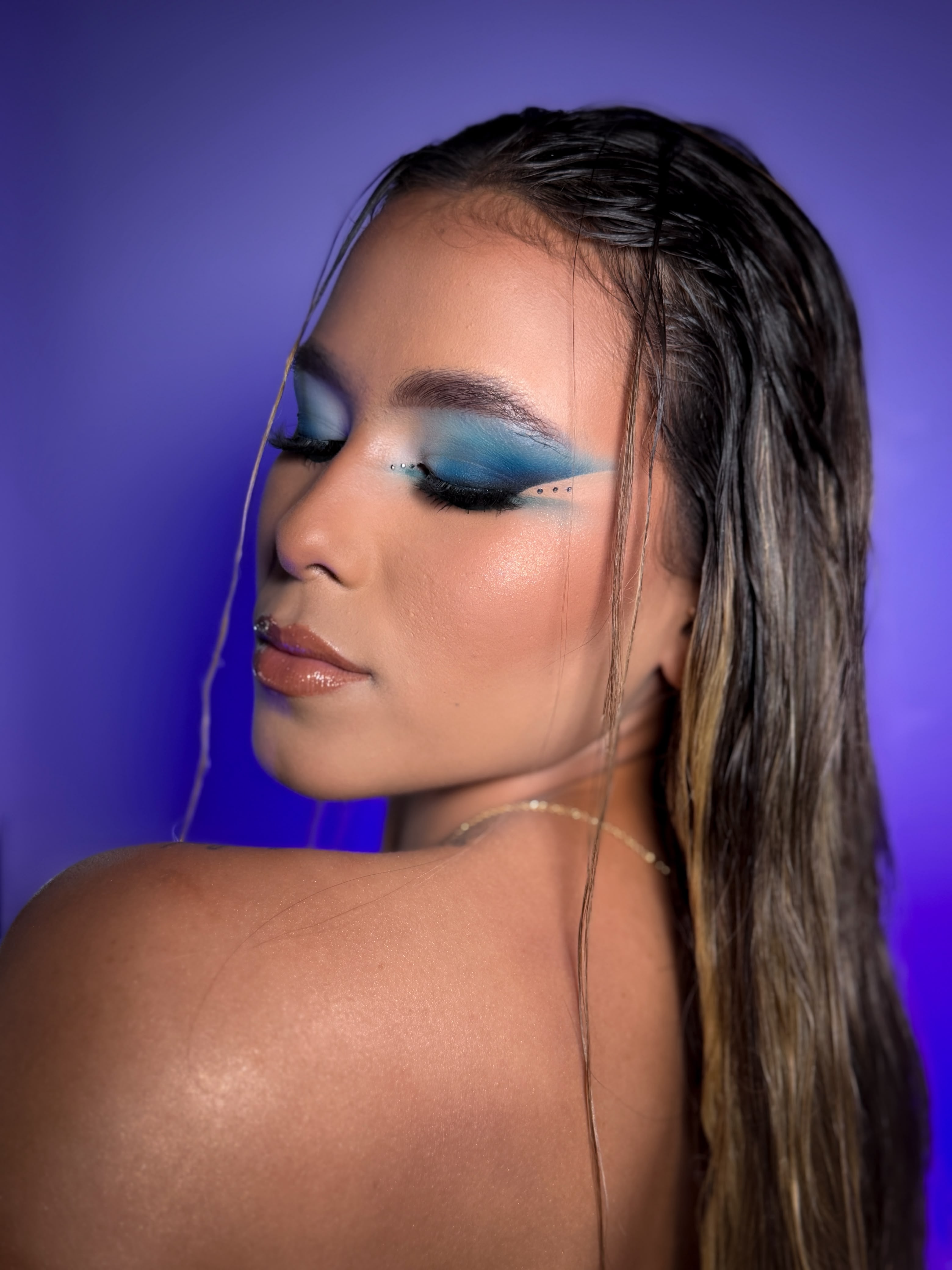 Maquillaje social con brillo